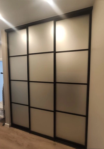 Встроенный шкаф в коридор в алюминиевом профиле
