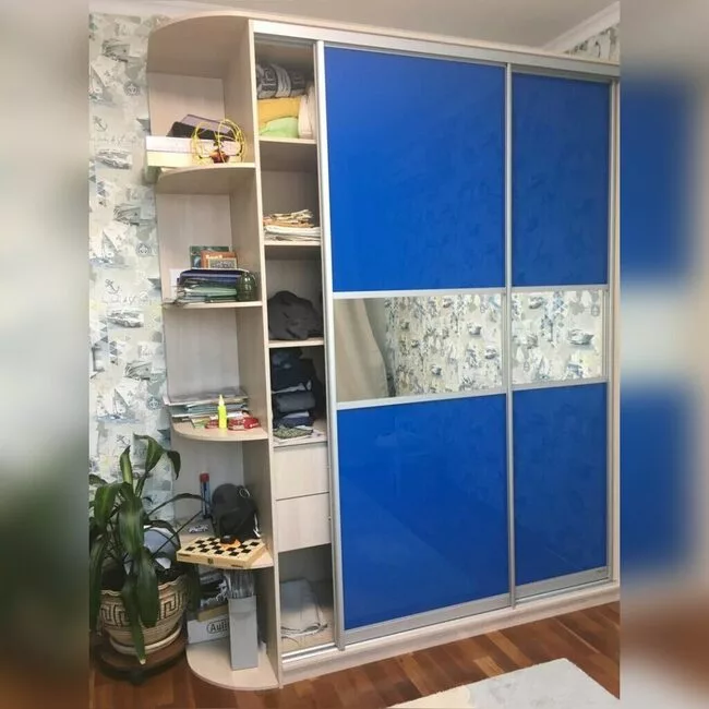 Синий глянцевый шкаф с зеркальными блоками, фотография 1